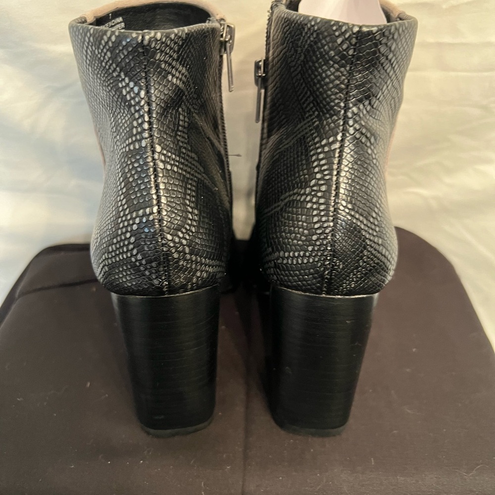 Very Volatile NWB Women’s Black Breathtaking Bootie Size 7M. BR300 - Picture 4 of 6